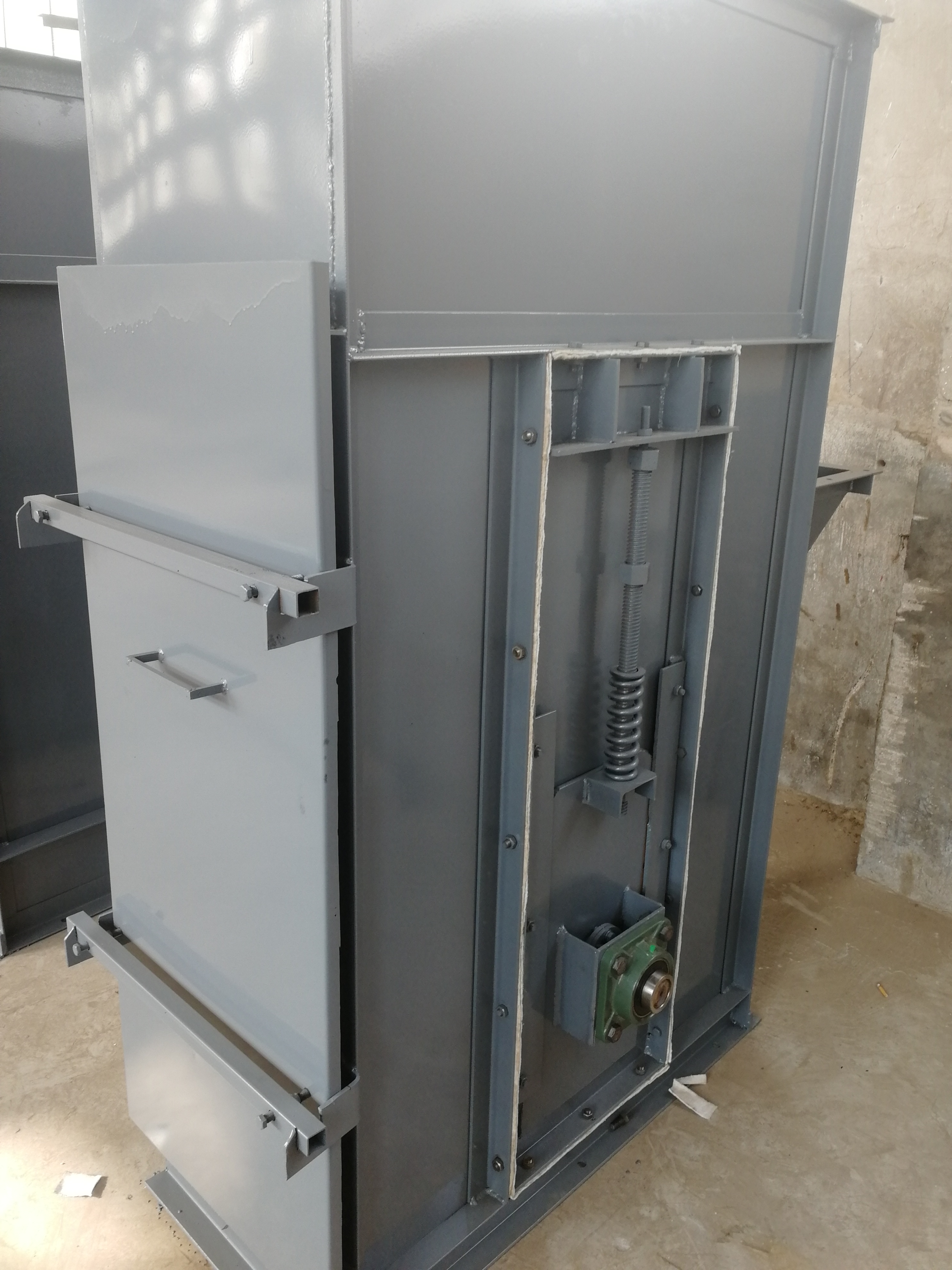 斗式提升機的進行卸料作業(yè)的方式、狀況解析(斗式提升機的進料和卸料的方式有哪些?分別有什么特點)