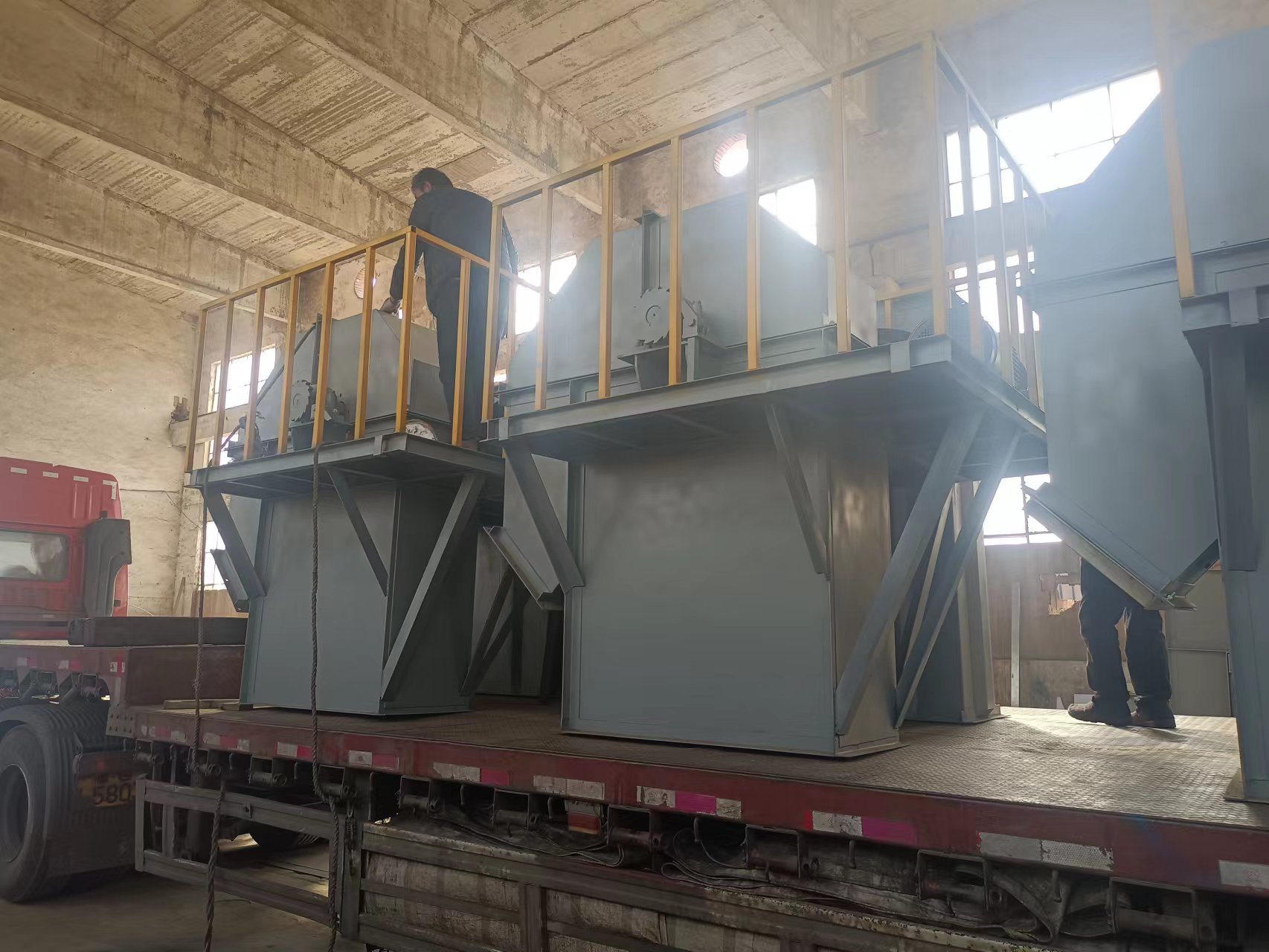 板鏈斗式提升機的型號需要根據(jù)哪些技術(shù)參數(shù)來確定？(z型斗式提升機)